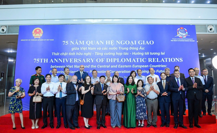 “Xin chúc mừng cột mốc 75 năm thiết lập quan hệ ngoại giao giữa Việt Nam và các nước bạn bè truyền thống. Tình hữu nghị giữa Việt Nam và các nước Trung và Đông Âu sẽ mãi mãi bền chặt, không ngừng phát triển,” Phó Thủ tướng nhấn mạnh - Ảnh: VGP/Minh Khôi