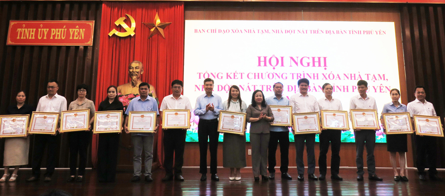  Ông Vũ Xuân Hà, đại diện Tập đoàn Hòa Phát (thứ 5 từ phải qua) nhận bằng khen của UBND tỉnh Phú Yên cho các tập thể có thành tích xuất sắc trong thực hiện Chương trình xóa nhà tạm, nhà dột nát trên địa bàn.