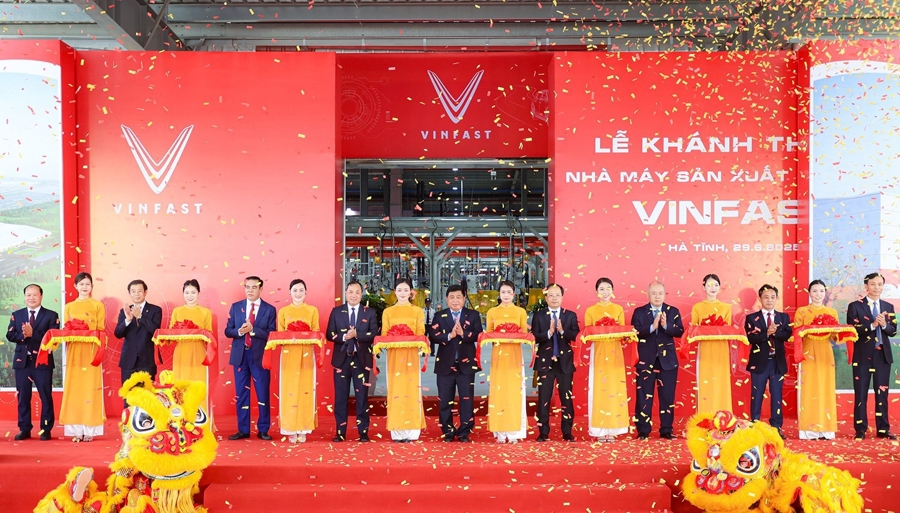 Phó thủ tướng Nguyễn Chí Dũng cùng các đại biểu cắt băng khánh thành nhà máy 