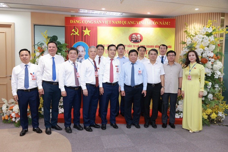 Phó Thủ tướng chụp ảnh lưu niệm cùng lãnh đạo SCIC và các đại biểu tham dự đại hội. Ảnh: VGP