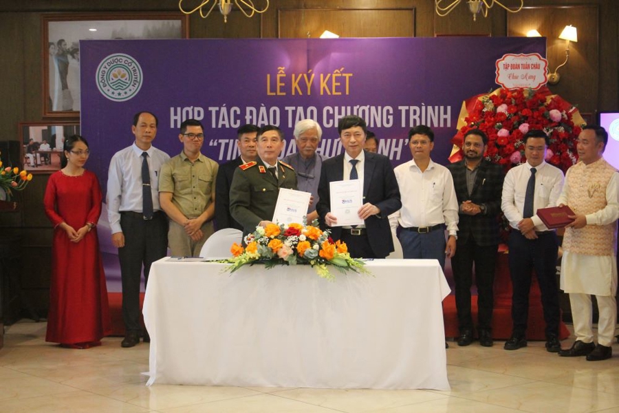 Thiếu tướng. TS Đỗ Thế Lộc k&yacute; kết với Trường Đại học Khoa học tự nhi&ecirc;n - Đại học quốc gia. Ảnh Chu Kh&ocirc;i.