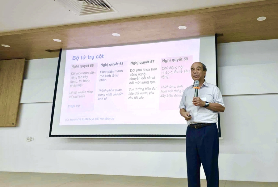 Giáo sư Hồ Tú Bảo tại sự kiện. 
