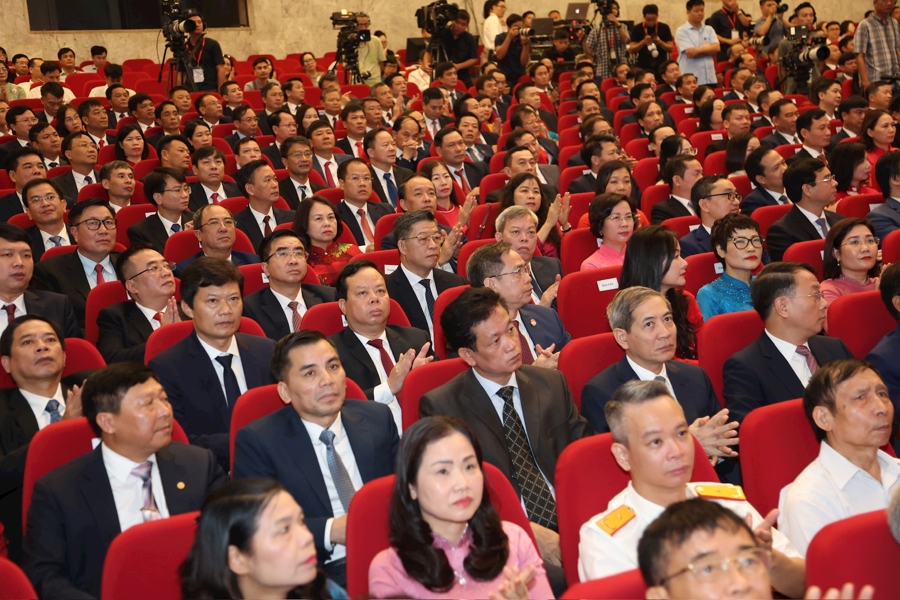 Lãnh đạo các xã, phường mới ở Hà Nội dự lễ công bố. Ảnh: Hà Nội mới.