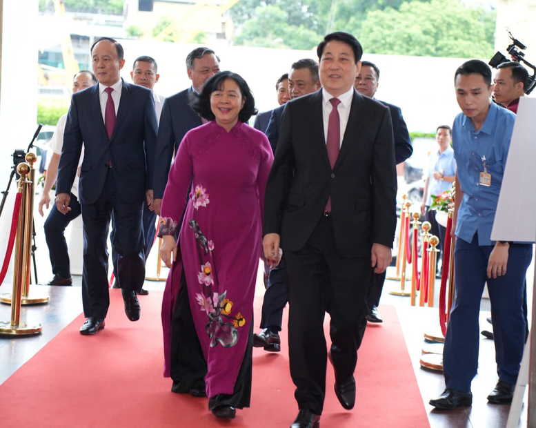 Chủ tịch nước Lương Cường; Bí thư Thành ủy, Trưởng đoàn đại biểu Quốc hội TP. Hà Nội Bùi Thị Minh Hoài cùng các đồng chí lãnh đạo Hà Nội tới dự lễ công bố. Ảnh: VGP.