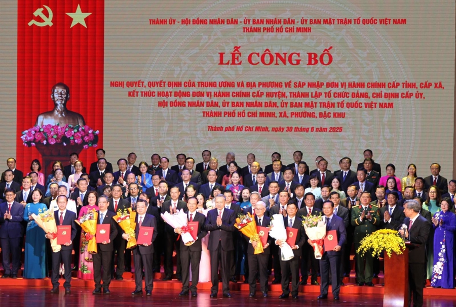 Tổng Bí thư Tô Lâm tặng hoa chúc mừng các đồng chí lãnh đạo TP. Hồ Chí Minh - Ảnh: VGP