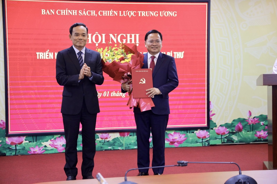 Đồng chí Trần Lưu Quang, Bí thư Trung ương Đảng, Trưởng Ban trao Quyết định cho đồng chí Nguyễn Anh Tuấn.