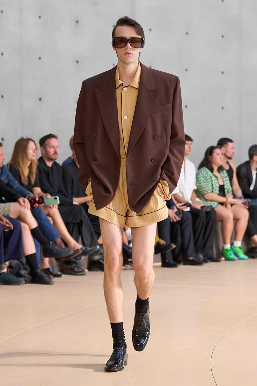 Saint Laurent mở màn Tuần lễ thời trang nam Paris - Ảnh 13