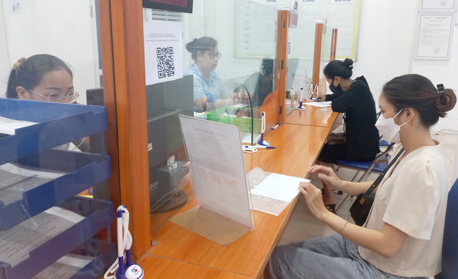 Người lao động l&agrave;m thủ tục hưởng chế độ li&ecirc;n quan đến bảo hiểm. Ảnh: TH.