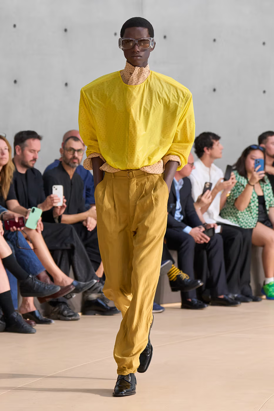 Saint Laurent mở màn Tuần lễ thời trang nam Paris - Ảnh 16