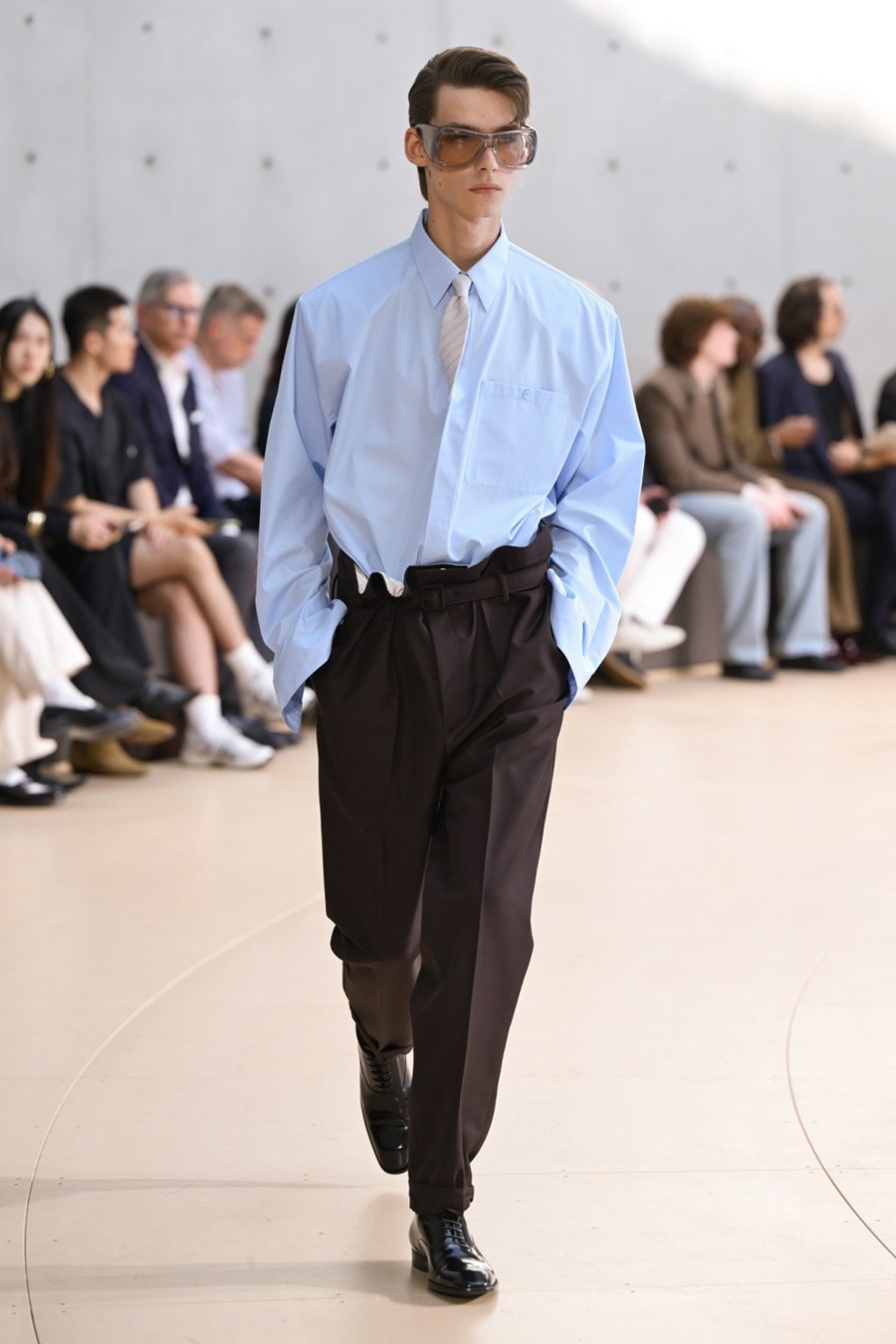 Saint Laurent mở màn Tuần lễ thời trang nam Paris - Ảnh 1