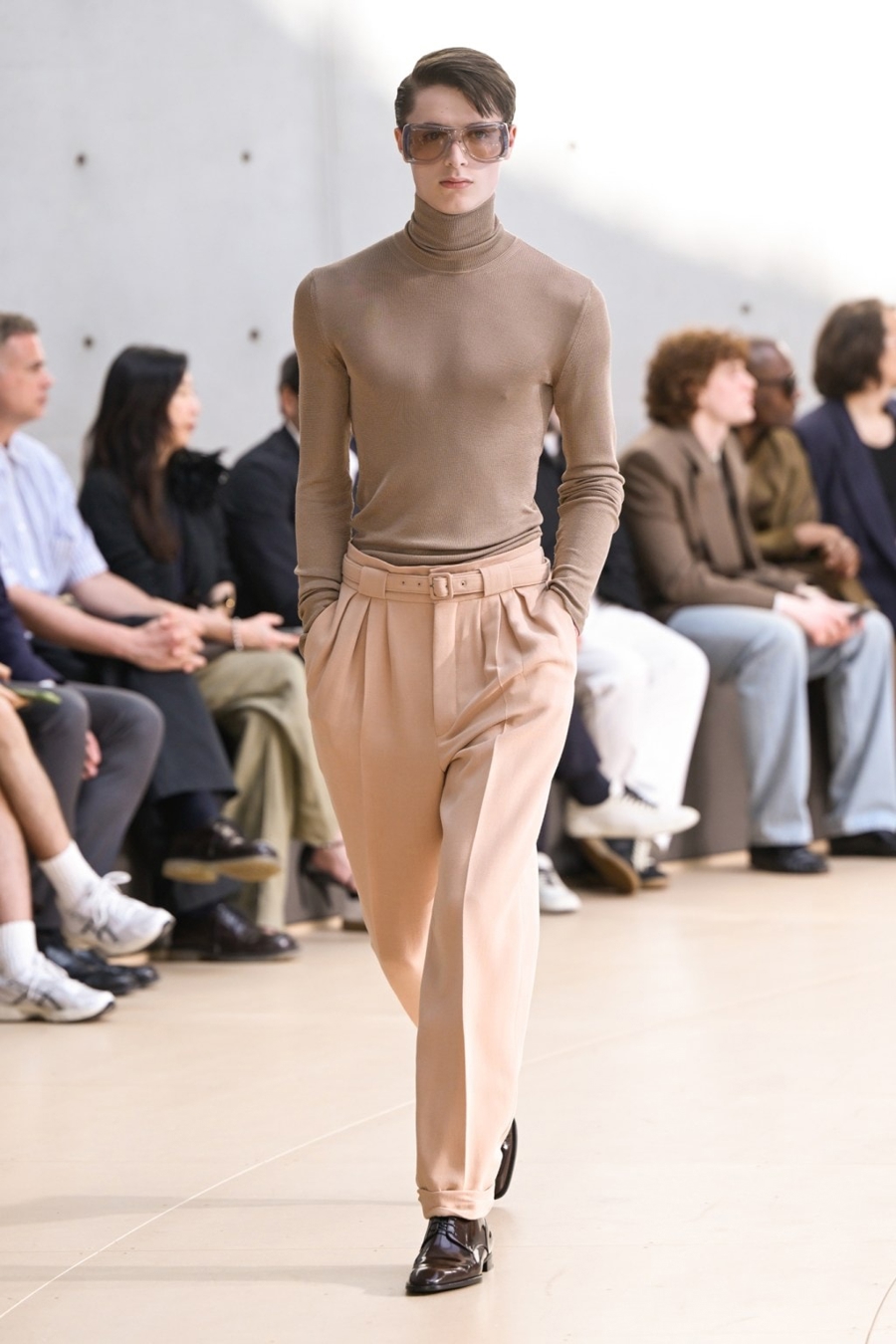 Saint Laurent mở màn Tuần lễ thời trang nam Paris - Ảnh 8