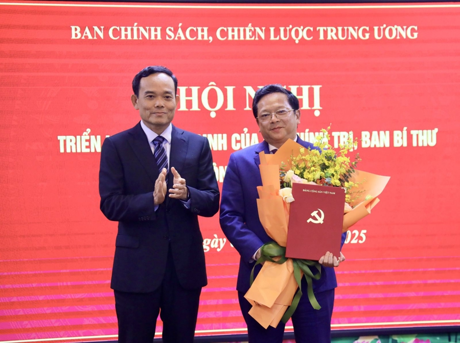 Đồng chí Trần Lưu Quang, Bí thư Trung ương Đảng, Trưởng Ban trao Quyết định cho đồng chí Nguyễn Đức Hiển