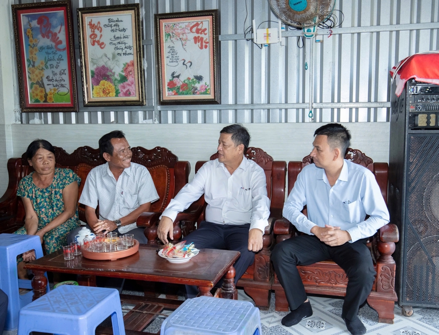 Đại diện C&ocirc;ng ty Cổ phần Ph&acirc;n b&oacute;n Dầu kh&iacute; C&agrave; Mau đến thăm c&aacute;c hộ gia đ&igrave;nh kh&oacute; khăn được hỗ trợ nh&agrave; ở.