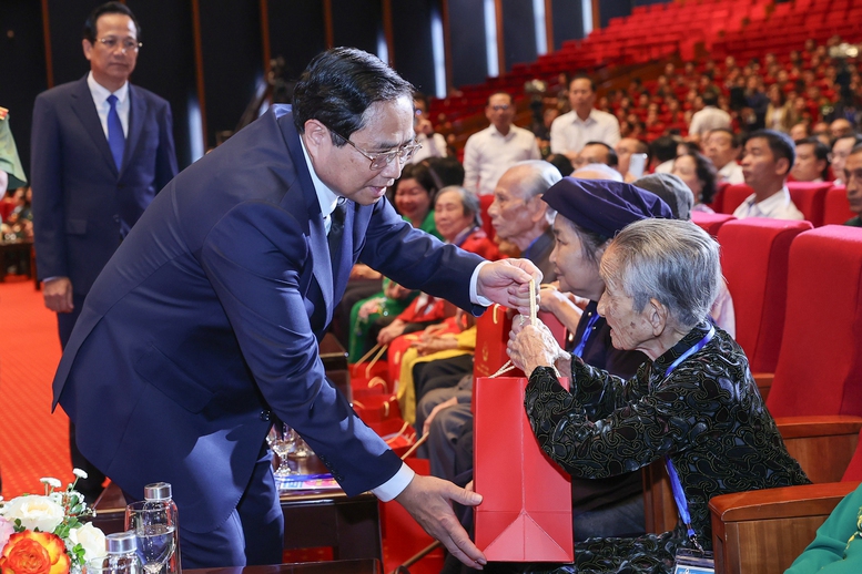 Thủ tướng Chính phủ tặng quà cho người có công với cách mạng tại Hội nghị biểu dương người có công với cách mạng tiêu biểu toàn quốc, tháng 7/2024. Ảnh: Mạnh Dũng.
