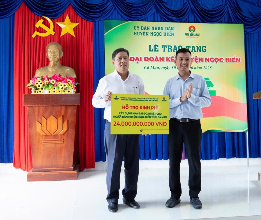 &Ocirc;ng Nguyễn Anh Trực, Ph&oacute; Chủ tịch C&ocirc;ng đo&agrave;n c&ocirc;ng ty trao bảng tượng trưng 300 căn nh&agrave; trị gi&aacute; 24 tỷ đồng cho l&atilde;nh đạo địa phương.