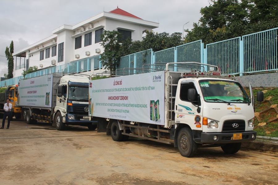 Xuất lô hàng đầu tiên thuộc sản phẩm trái cây chế biến đóng trong hộp giấy tại Doveco. Ảnh Chu Khôi