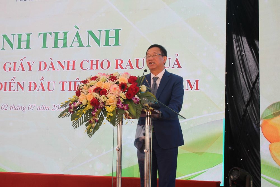 Ông Đinh Cao Khuê: Giải pháp bao bì giấy này kéo dài hạn dùng mà không cần chất bảo quản hay làm lạnh. Ảnh Chu Khôi
