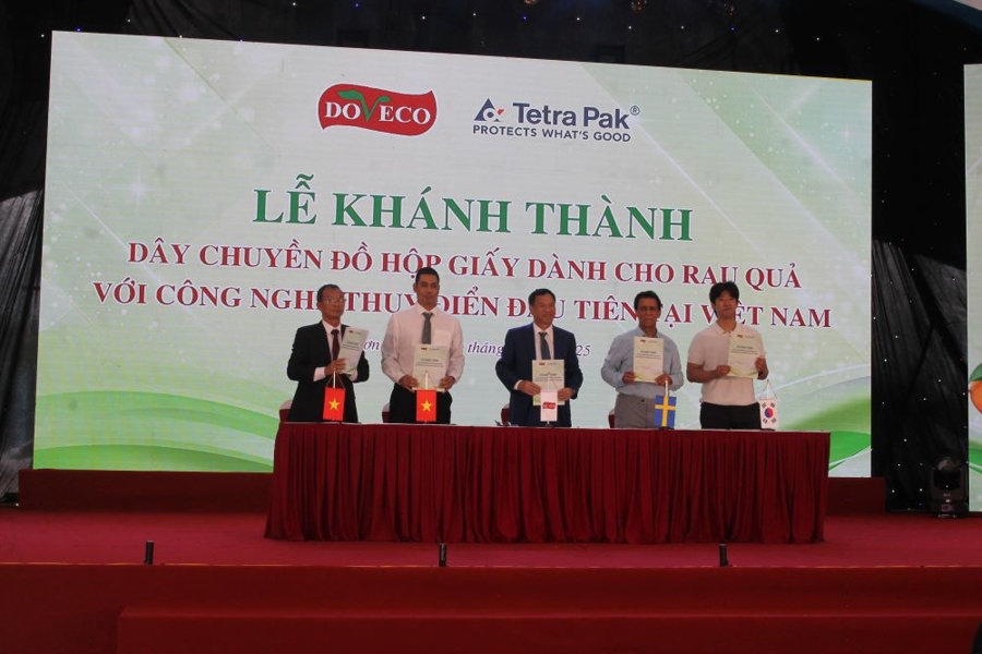 Lãnh đạo Doveco ký kết cùng với các đối tác Việt Nam và quốc tế tiêu thụ nông sản chế biến do Doveco sản xuất. Ảnh Chu Khôi