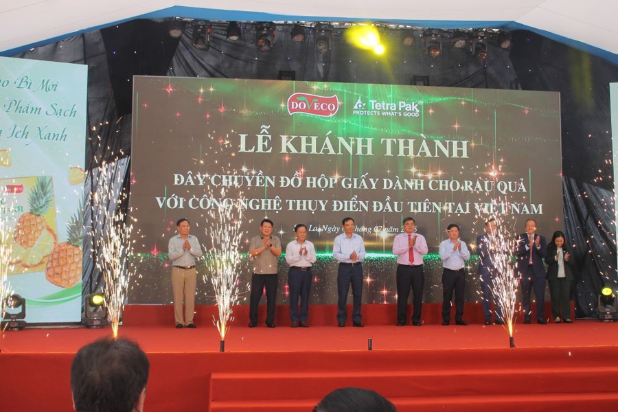 Thứ trưởng Trần Thanh Nam, các lãnh đạo tỉnh Sơn La, cùng các đối tác của Doveco bấm nút khánh thành dây chuyền đồ hộp giấy dành cho rau quả. Ảnh Chu Khôi