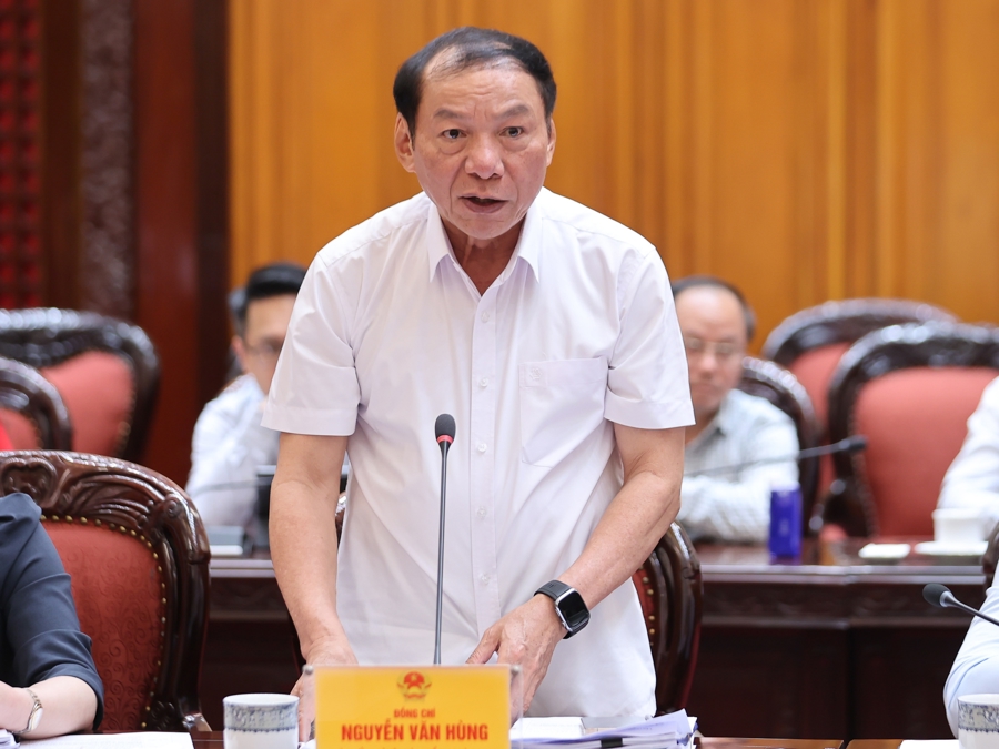 Bộ trưởng Bộ Văn h&oacute;a, Thể thao v&agrave; Du lịch Nguyễn Văn H&ugrave;ng b&aacute;o c&aacute;o tại cuộc họp - Ảnh: VGP