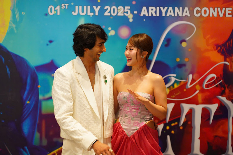 Diễn vi&ecirc;n ch&iacute;nh Khả Ng&acirc;n v&agrave; Shantanu Maheshwari s&aacute;nh vai tr&ecirc;n thảm đỏ tại buổi c&ocirc;ng chiếu "Love in Vietnam".