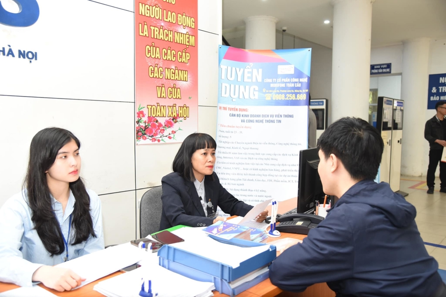 C&ocirc;ng chức giải đ&aacute;p thủ tục li&ecirc;n quan đến lao động, việc l&agrave;m cho người d&acirc;n. Ảnh: Ph&uacute;c Minh.