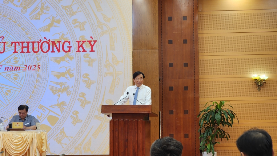 Bộ trưởng, Chủ nhiệm Văn phòng Chính phủ Trần Văn Sơn, người phát ngôn của Chính phủ, phát biểu chủ trì họp báo.
