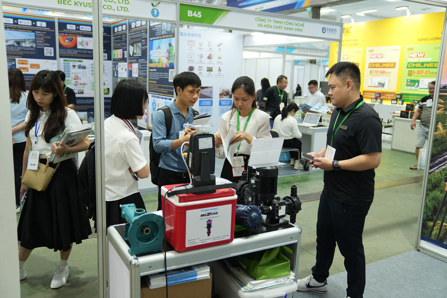Có trên 250 gian hàng giới thiệu những công nghệ tiết kiệm năng lượng, bảo vệ môi trường tiên tiến nhất tại hội chợ.