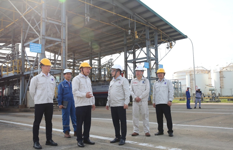 Ban l&atilde;nh đạo BSR kiểm tra c&ocirc;ng t&aacute;c xuất b&aacute;n sản phẩm mới tại Trạm xuất xe bồn Nh&agrave; m&aacute;y Lọc dầu Dung Quất.