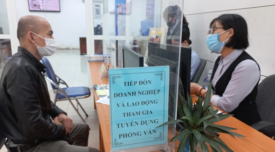 Lao động thất nghiệp được hỗ trợ tư vấn, giới thiệu việc làm. Ảnh: Nhật Dương.