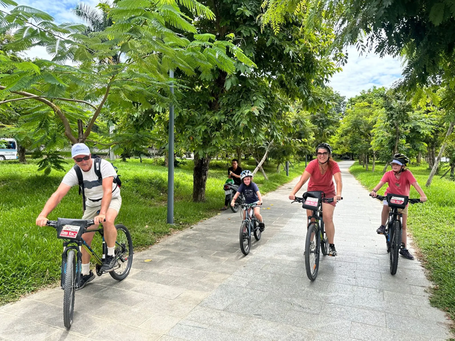 Một ngày du lịch Net Zero ở Huế.