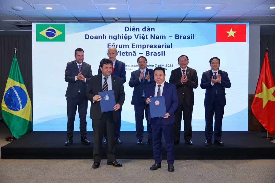 Thủ tướng Phạm Minh Chính và các đại biểu chứng kiến lễ trao hợp đồng giữa CLB bóng đá TPHCM và CLB bóng đá Gremio đào tạo cầu thủ bóng đá trẻ trong thời hạn 3 năm - Ảnh: VGP