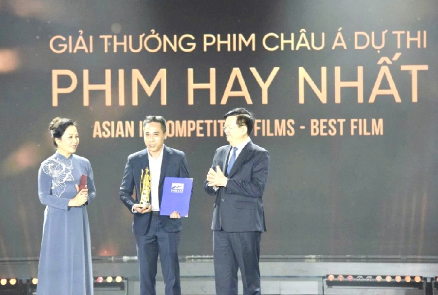 Phó Thủ tướng Chính phủ Mai Văn Chính (bên phải) và Phó chủ tịch VFDA Ngô Phương Lan (bên trái) trao Giải phim châu Á hay nhất cho bộ phim Giao dịch miền biên giới.
