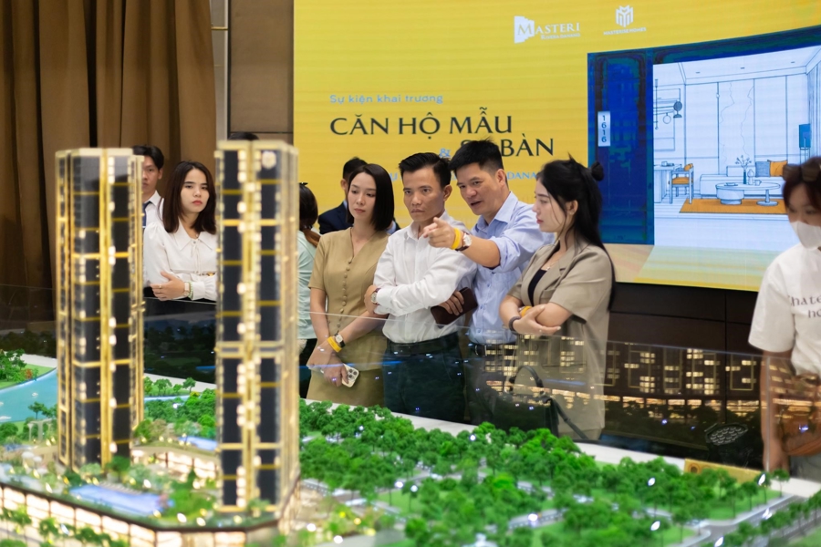 Khách mời tham quan sa bàn dự án Masteri Rivera Danang.