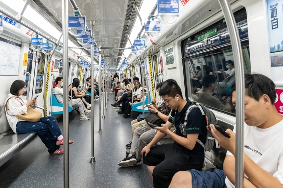 Nhiều người đi làm bằng tuyến tàu điện ngầm phục vụ trụ sở của Tập đoàn Alibaba và các công ty công nghệ xung quanh. Ảnh: The New York Times