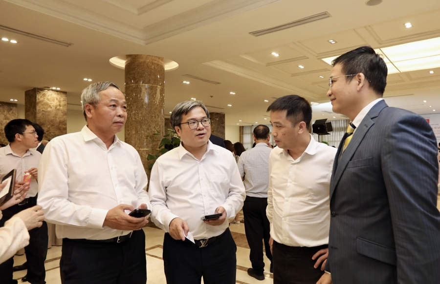 Các đại biểu thảo luận bên lề Diễn đàn Tăng trưởng Kinh tế Việt Nam 2025.