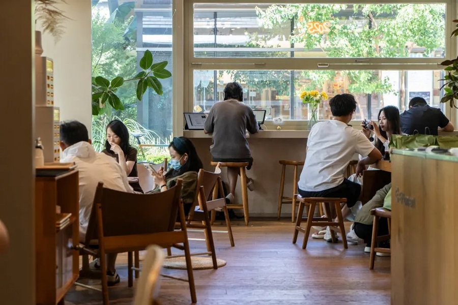 Quán cà phê trở thành trung tâm làm việc của nhiều bạn trẻ. Ảnh: The New York Times
