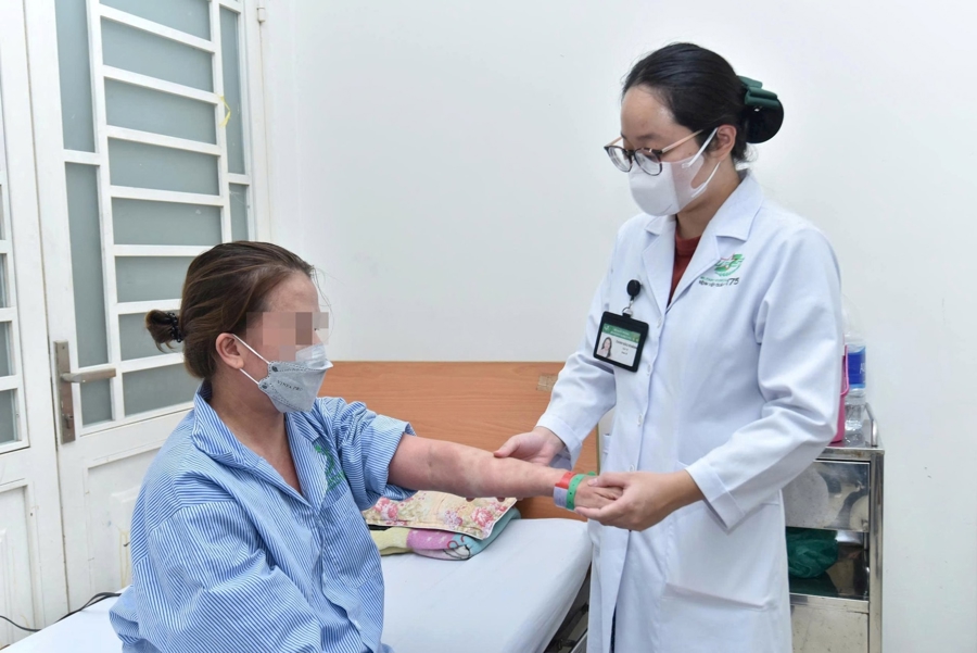 Bác sỹ Khoa Da liễu - Dị ứng, Bệnh viện Quân y 175, khuyến cáo về việc sử dụng các sản phẩm hỗ trợ làm đẹp.