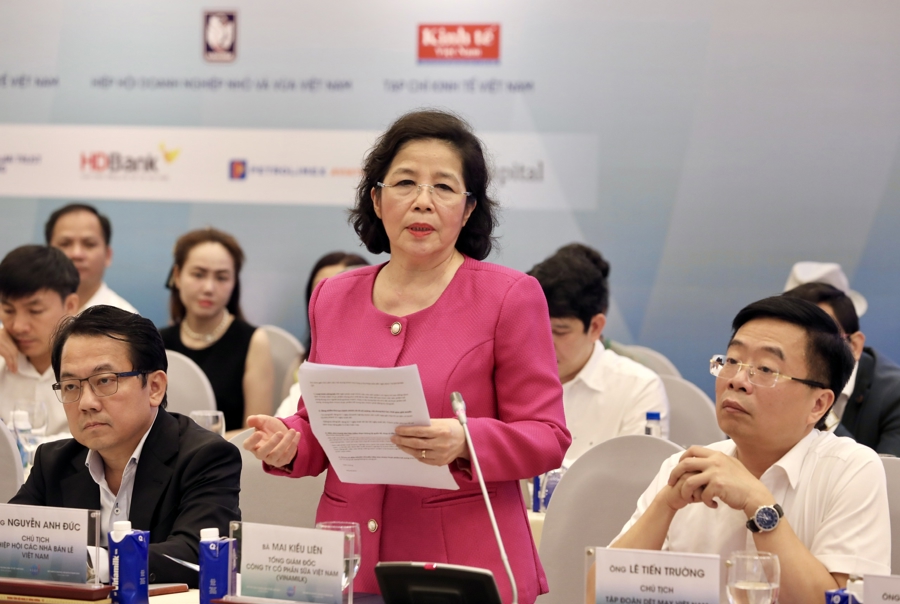 L&atilde;nh đạo c&aacute;c tập đo&agrave;n, doanh nghiệp, hiệp hội đại diện cho c&aacute;c lĩnh vực, ng&agrave;nh h&agrave;ng, c&aacute;c khu vực kinh tế chia sẻ nhiều th&ocirc;ng tin thực tiễn, đ&aacute;nh gi&aacute; khả năng, cơ hội bứt ph&aacute; tăng trưởng hiện nay v&agrave; giai đoạn tới của từng ng&agrave;nh, lĩnh vực g&oacute;p phần v&agrave;o tăng trưởng chung của nền kinh tế... B&agrave; Mai Kiều Li&ecirc;n, Tổng gi&aacute;m đốc C&ocirc;ng ty CP Sữa Việt Nam (Vinamilk), đề xuất c&aacute;c giải ph&aacute;p: (i)Nh&agrave; nước đầu tư một phần hoặc hỗ trợ vốn đầu tư (kh&ocirc;ng l&atilde;i suất) cho c&aacute;c trung t&acirc;m nghi&ecirc;n cứu R&amp;D n&ocirc;ng nghiệp, ph&ograve;ng Labs, trung t&acirc;m dữ liệu, truy xuất nguồn gốc&hellip;. (ii) Cần quan t&acirc;m v&agrave; đ&aacute;nh gi&aacute; vai tr&ograve; th&uacute;c đầy c&ocirc;ng nghệ sinh học, c&ocirc;ng nghệ chế biến thực phẩm ngang với tầm quan trọng của cơ chế ph&aacute;t triển c&ocirc;ng nghệ b&aacute;n dẫn&rdquo;, v&igrave; Việt Nam c&oacute; lợi thế cạnh tranh về n&ocirc;ng nghiệp, n&ocirc;ng sản;
