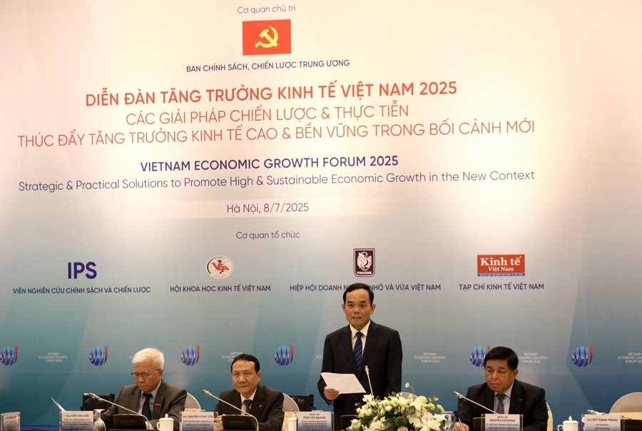 Ph&aacute;t biểu khai mạc Diễn đ&agrave;n Tăng trưởng kinh tế Việt Nam 2025 v&agrave;o chiều ng&agrave;y 8/7, &ocirc;ng Trần Lưu Quang, B&iacute; thư Trung ương Đảng, Trưởng ban Ch&iacute;nh s&aacute;ch, Chiến lược Trung ương, nhận định sự kiện l&agrave; cơ hội tốt để nhiều đối tượng c&oacute; thể tham gia đ&oacute;ng g&oacute;p &yacute; kiến, từ doanh nghiệp, hiệp hội, c&aacute;c chuy&ecirc;n gia v&agrave; cả những người chịu tr&aacute;ch nhiệm ở những cơ quan Trung ương đều c&oacute; thể c&ugrave;ng đưa ra &yacute; kiến nhằm t&igrave;m ra c&acirc;u trả lời cho c&acirc;u hỏi lớn về ph&aacute;t triển kinh tế Việt Nam.