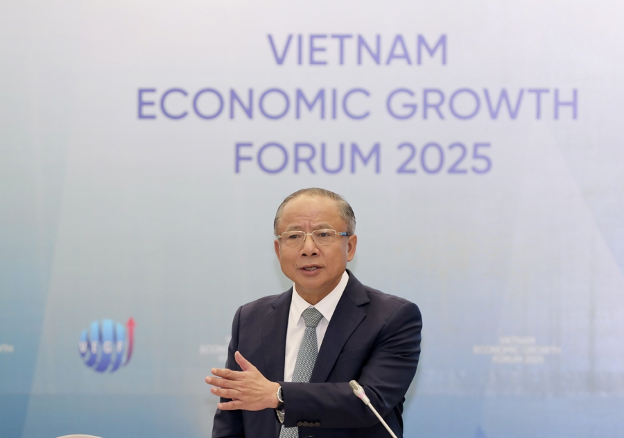 N&ecirc;u kiến nghị tại Diễn đ&agrave;n Tăng trưởng Kinh tế Việt Nam 2025 (VEGF) ng&agrave;y 8/7, &ocirc;ng Nguyễn Văn Th&acirc;n, Chủ tịch Hiệp hội Doanh nghiệp nhỏ v&agrave; vừa, cho rằng mặc d&ugrave; l&agrave; lực lượng đ&oacute;ng g&oacute;p quan trọng v&agrave;o sự ph&aacute;t triển của nền kinh tế, song c&aacute;c doanh nghiệp nhỏ v&agrave; vừa đang đối diện với nhiều th&aacute;ch thức hơn cả cơ hội.&nbsp;Về vai tr&ograve; của hiệp hội, &ocirc;ng Th&acirc;n cho biết c&aacute;c hiệp hội đang hoạt động một c&aacute;ch tự nguyện, thiếu c&aacute;c cơ chế ph&aacute;p l&yacute; r&otilde; r&agrave;ng để thực hiện nhiệm vụ. Hiệp hội cần được giao nhiệm vụ ch&iacute;nh thức bằng văn bản từ Đảng v&agrave; Nh&agrave; nước, để c&oacute; quyền đại diện cho doanh nghiệp, tham gia phản biện ch&iacute;nh s&aacute;ch v&agrave; đối thoại b&igrave;nh đẳng với c&aacute;c cơ quan c&ocirc;ng quyền. Đ&acirc;y l&agrave; th&ocirc;ng lệ phổ biến ở nhiều quốc gia ph&aacute;t triển, v&agrave; cũng l&agrave; điều kiện cần để Hiệp hội ph&aacute;t huy vai tr&ograve; thực chất trong việc hỗ trợ cộng đồng doanh nghiệp.