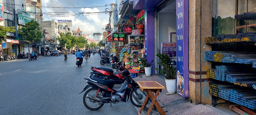 Tuyến đường phố Trần Nguyên Hãn khu vực Ngã tư An Dương nhièu nhà dân cửa sát với lòng đường.