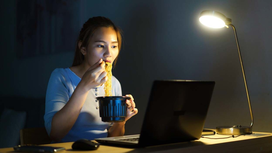 Những thói quen khiến bệnh đái tháo đường báo động ở người trẻ - Ảnh 3