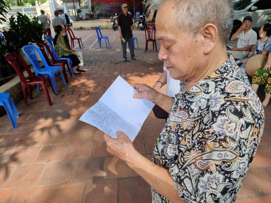 Người hưởng sẽ được nhận thêm trợ cấp một lần khi nghỉ hưu nếu dư năm đóng bảo hiểm xã hội. Ảnh: XM. 