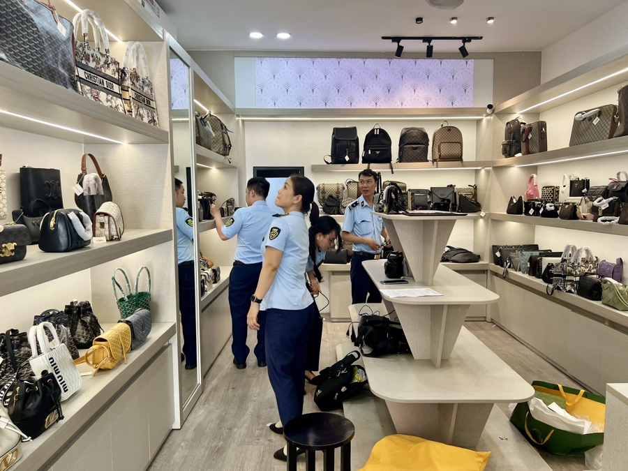 Lực lượng quản lý thị trường kiểm tra các cửa hàng kinh doanh trên các tuyến phố du lịch ở Đà Nẵng.