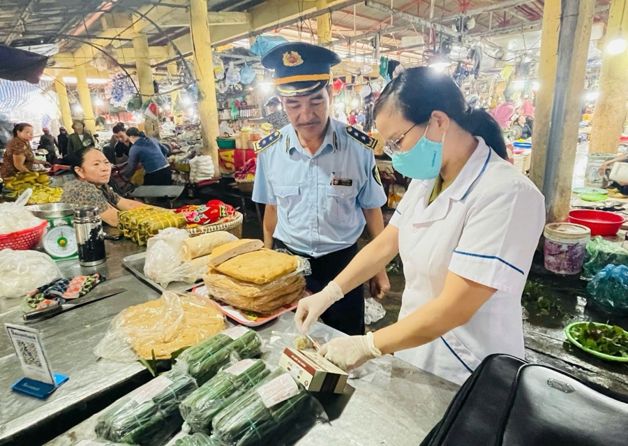 Chi cục An toàn vệ sinh thực phẩm tỉnh Hà Tĩnh phối hợp với Đội Quản lý thị trường kiểm tra đột xuất các cơ sở kinh doanh, chế biến thực phẩm và đồ khô tại chợ, tháng 6/2025. Ảnh: Chi cục An toàn vệ sinh thực phẩm Hà Tĩnh.