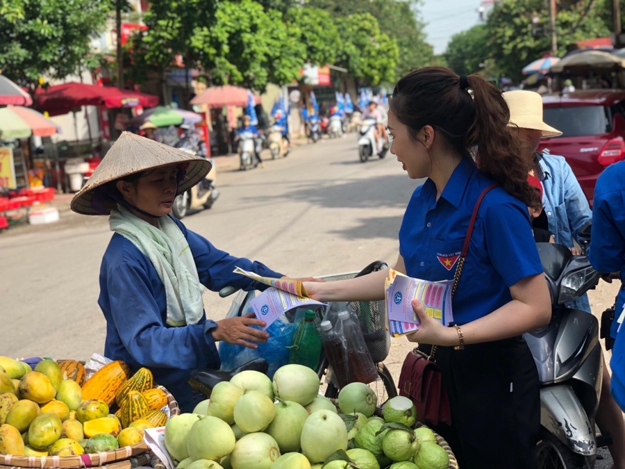 Thông tin chính sách bảo hiểm xã hội tự nguyện đến người tham gia. Ảnh: Duy Nguyễn.
