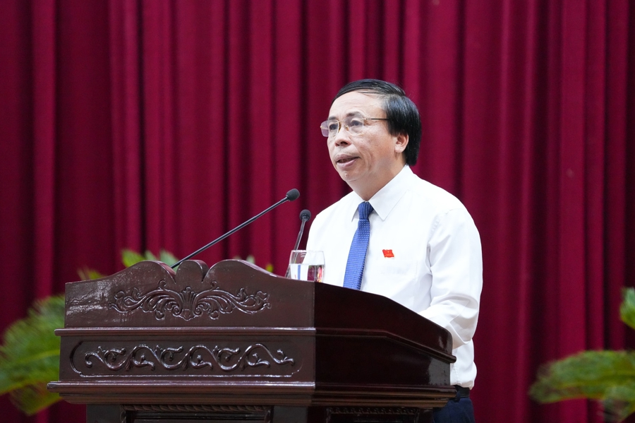 Ông Phạm Văn Hóa - Giám đốc Sở Công Thương Nghệ An giải trình về thực trạng và giải pháp chống hàng giả, hàng kém chất lượng và thực phẩm bẩn. Ảnh: Thành Cường