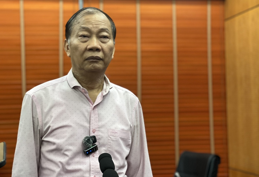 Ông Hoàng Quang Phòng, Phó Chủ tịch Liên đoàn Thương mại và Công nghiệp Việt Nam (VCCI) trao đổi sau phiên họp.