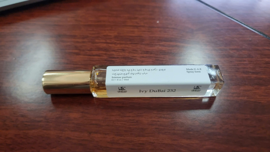 Nước hoa giả với tem nhãn "Made in Dubai (UAE)".